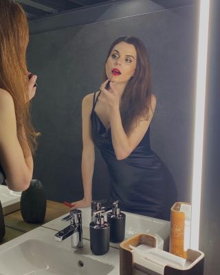 Comfort Vibes 💫 #yvetmolchian #fashiondesigner #silksatin #satindress #satenovesaty